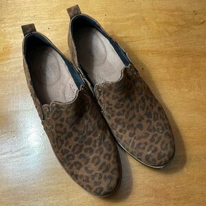 Women's brown & black animal prints animal print CLARKS "Trish Bell" shoe Size 8